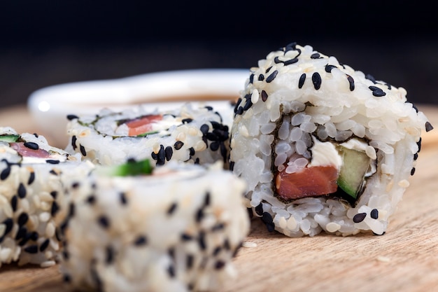 Sushi de arroz y trucha