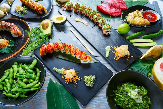Sushi asiático de Japón variadas recetas con algas.