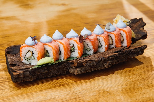 Sushi asiático en tablero de madera