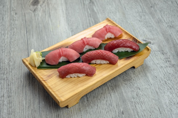 Foto sushi de atún chuoro y akami graso sobre la mesa de madera, concepto de comida japonesa saludable