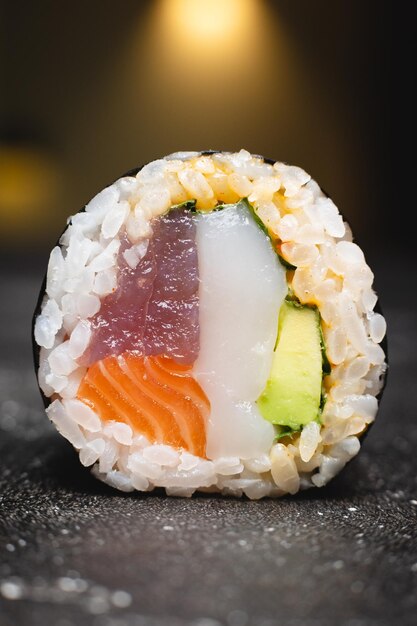 Sushi con atún, salmón y rollos de aguacate con mariscos de primer plano comida asiática