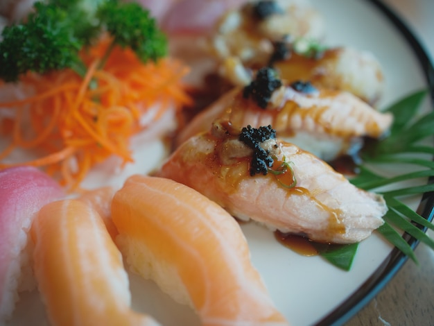 Sushi auf dem Teller, japanisches Essen