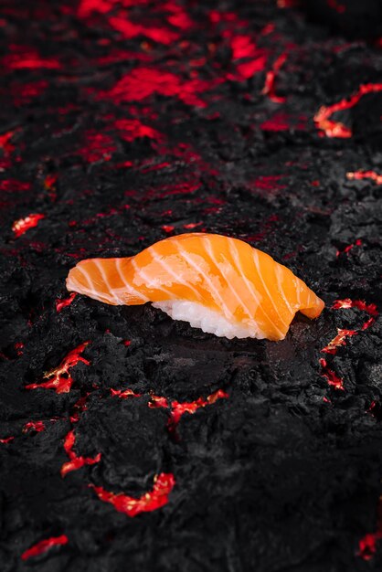 Sushi auf einem Lava-Hintergrund