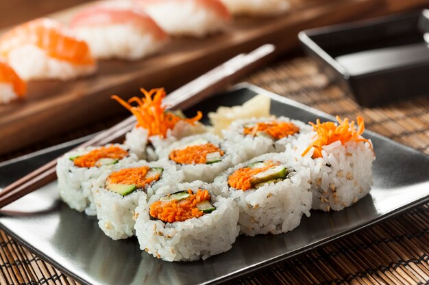 Sushi auf einem Teller mit Karotten