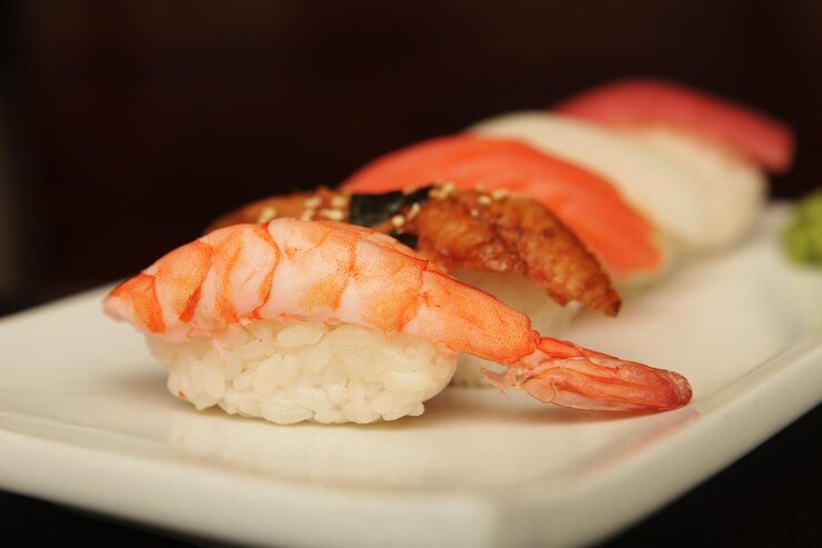 Foto sushi auf einem weißen teller