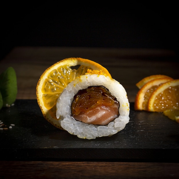 Sushi auf einer dunklen lebensmittelphotographieart der platte