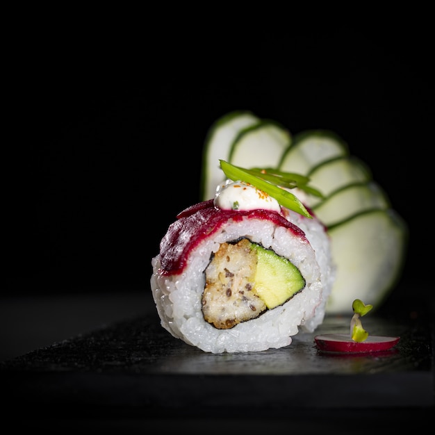 Sushi auf einer dunklen Lebensmittelphotographieart der Platte