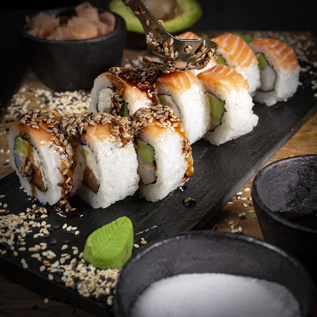 Sushi auf einer dunklen Lebensmittelphotographieart der Platte