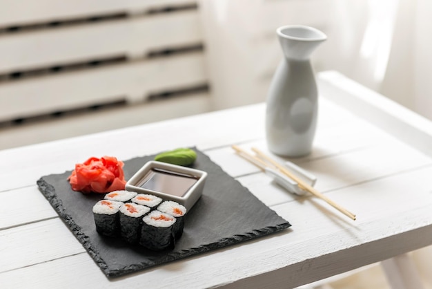 Sushi auf einer Steinplatte auf weißem Hintergrund