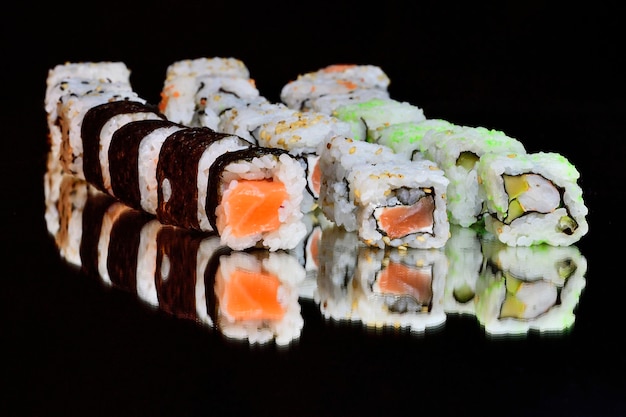 Sushi auf schwarzem Hintergrund Nahaufnahme