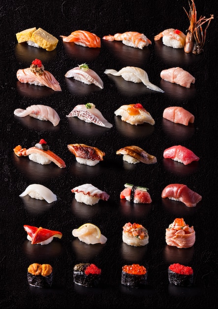 Sushi auf schwarzem Hintergrund
