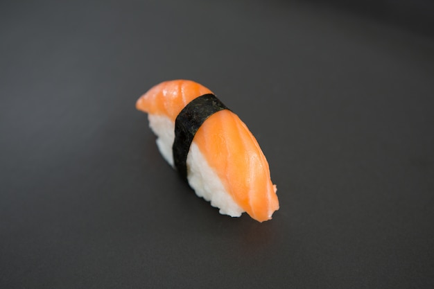 Sushi auf schwarzem Tisch