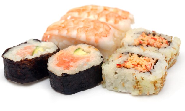 Sushi auf weißem Hintergrund sortiert