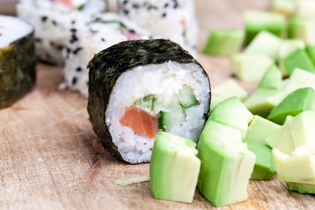 Sushi aus Reis und Forelle