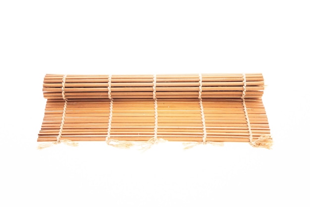 Sushi Bambus Rollmatte isoliert auf weißem Hintergrund
