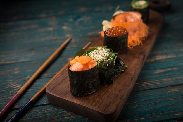 Sushi en bandeja de madera