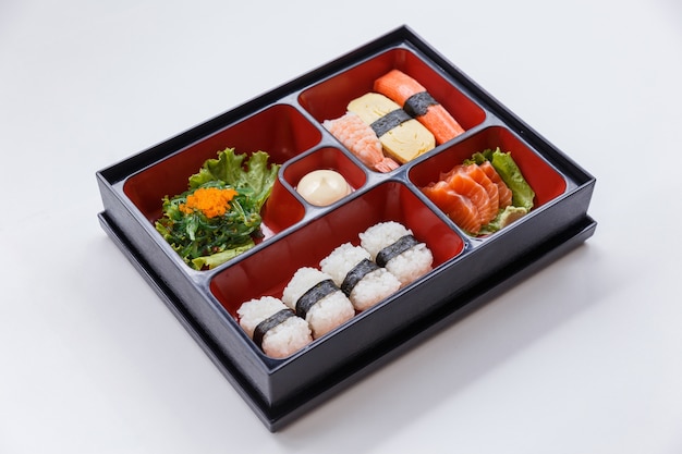 Sushi Bento incluyendo arroz envuelto con algas marinas.