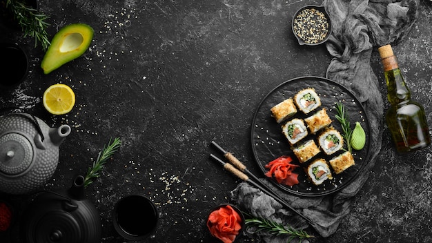 Sushi Bonito com queijo de salmão e chips de atum Rolos de sushi japoneses tradicionais