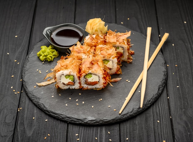 Sushi Bonito com salmão, queijo e atum