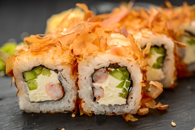 Sushi Bonito mit Lachs, Käse und Thunfischchips