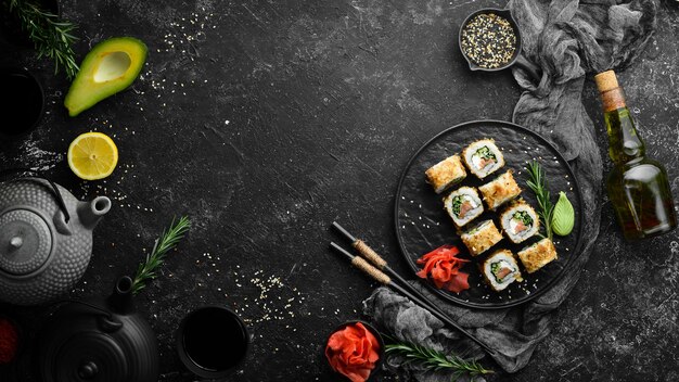 Sushi Bonito mit Lachskäse und Thunfischchips Traditionelle japanische Sushi-Rollen