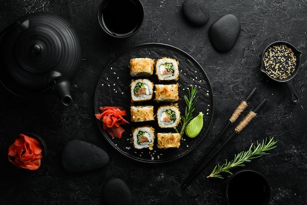 Sushi Bonito mit Lachskäse und Thunfischchips Traditionelle japanische Sushi-Rollen