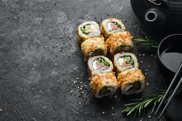 Sushi Bonito con queso salmón y chips de atún Rollos de sushi japoneses tradicionales