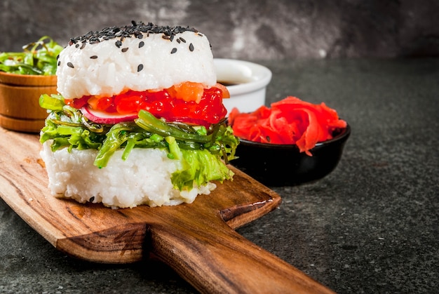Sushi-Burger, Sandwich mit Lachs, Hayashi Wakame, Daikon, Ingwer, roter Kaviar