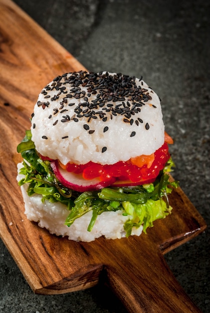 Sushi-Burger, Sandwich mit Lachs, Hayashi Wakame, Daikon, Ingwer, roter Kaviar