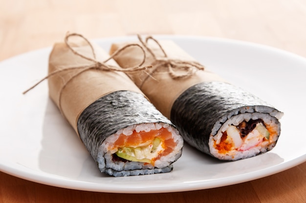Foto sushi burrito - nuevo concepto de comida de moda