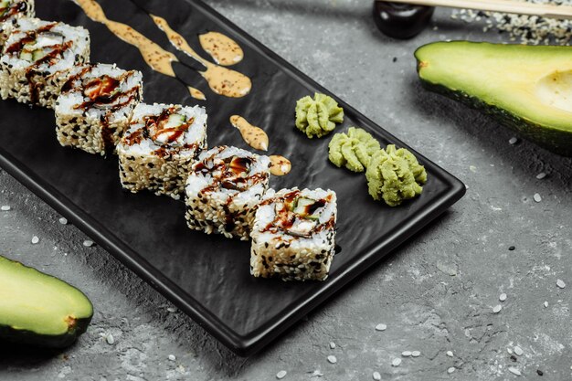 Sushi California Roll con anguila ahumada, pepino, aguacate. Menú de sushi. Comida japonesa.