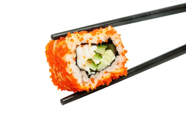 Sushi (California Roll) auf weißem Hintergrund