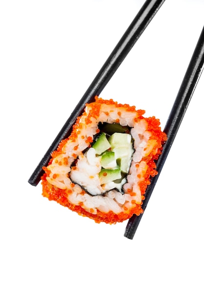 Sushi (California Roll) auf weißem Hintergrund