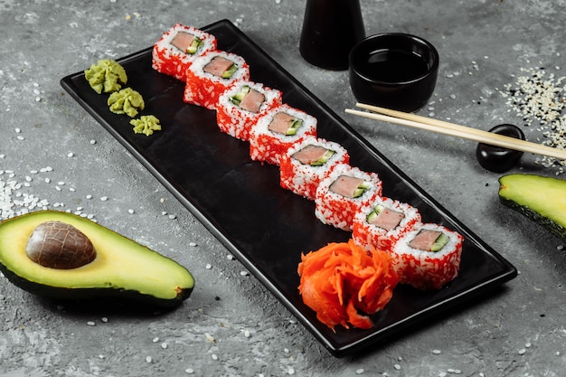 Sushi california roll com atum no caviar.