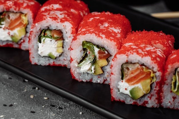 Sushi california roll com atum no caviar