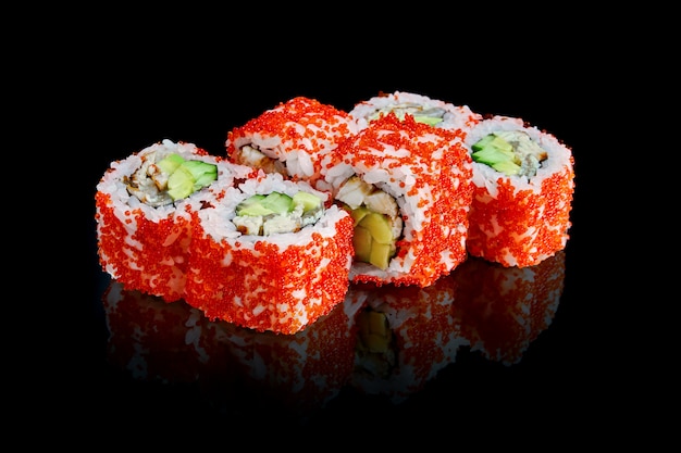 Sushi California Roll mit Gurke, Avocado, Aal und rotem Tobiko-Kaviar lokalisiert auf Schwarz mit Reflexion. Schließen Sie Foto für Menü