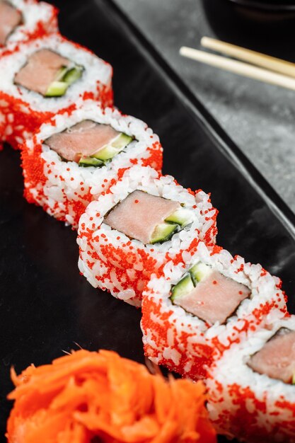 Sushi California Roll mit Thunfisch in Kaviar