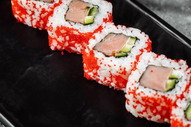 Sushi California Roll mit Thunfisch in Kaviar