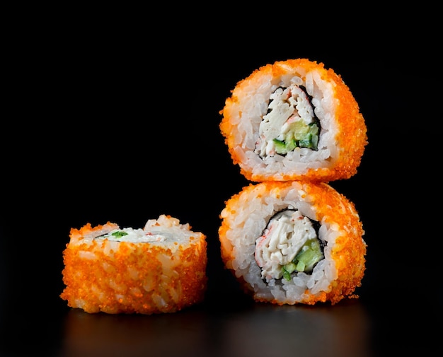 Sushi California Roll sobre fondo negro