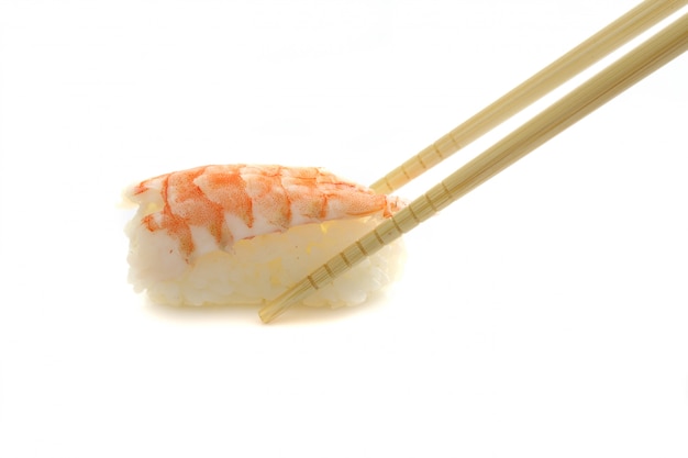 Sushi de camarones aislado sobre fondo blanco.