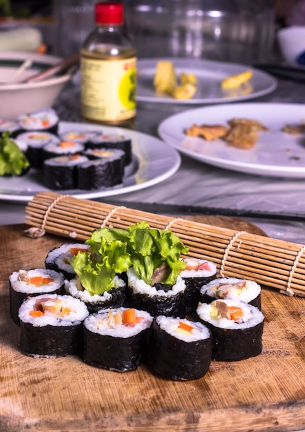 Sushi casero con pescado salmón