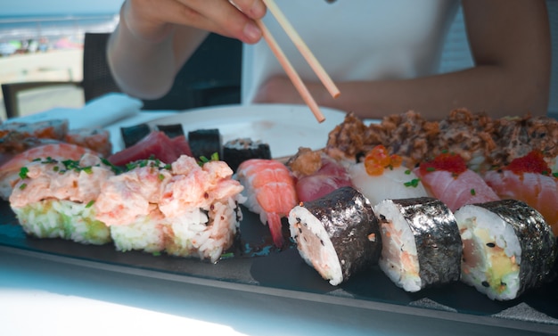 Sushi cerrar comida en un restaurante