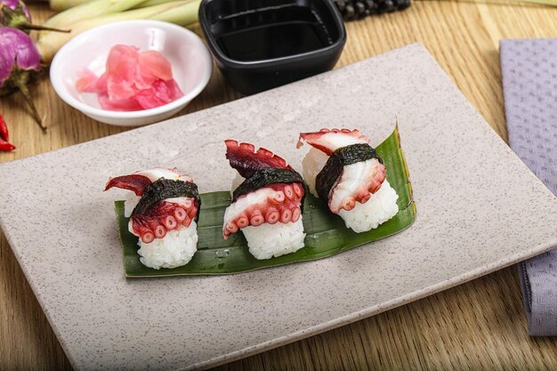 Sushi de cocina japonesa con pulpo