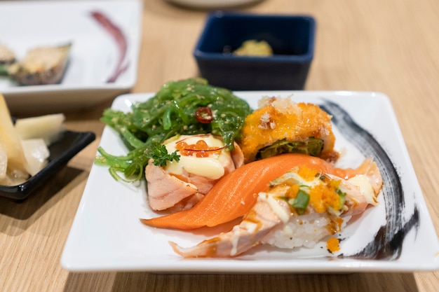 El sushi se coloca en un plato blanco.