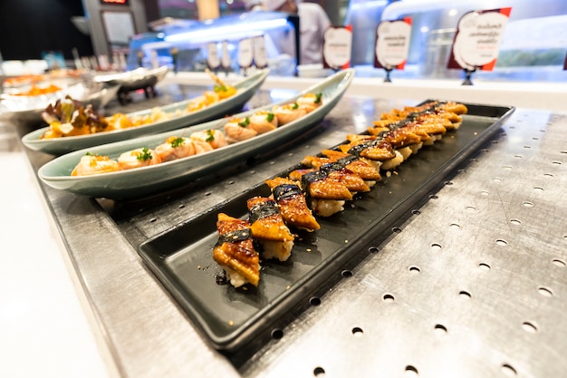 Sushi colocado na bandeja, restaurantes japoneses