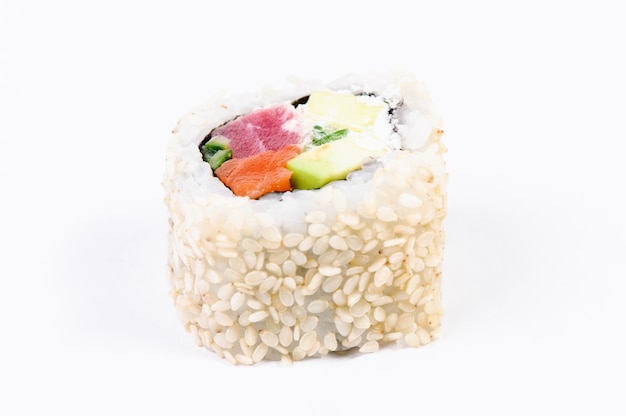 Sushi com abacate e peixe no fundo branco