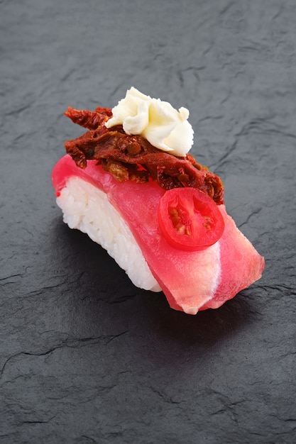 Sushi com atum, tomate seco e cream cheese em chapa de ardósia