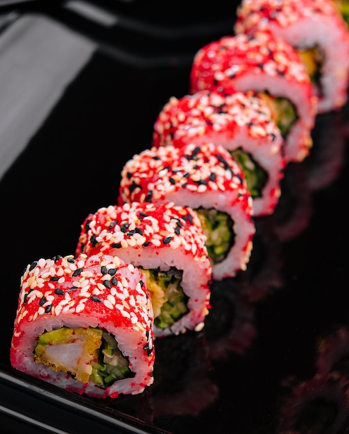 Sushi com camarão e caviar de tobiko vermelho