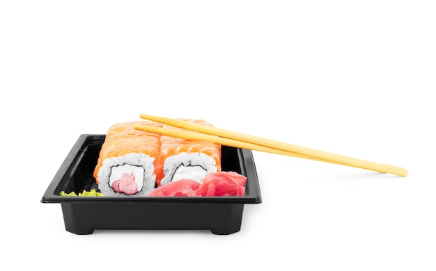Sushi com camarão e salmão em fundo branco
