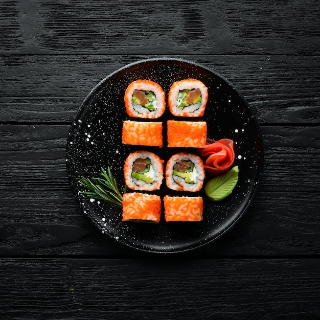 Sushi com caviar, abacate e salmão Cozinha asiática Vista superior Espaço livre para o seu texto